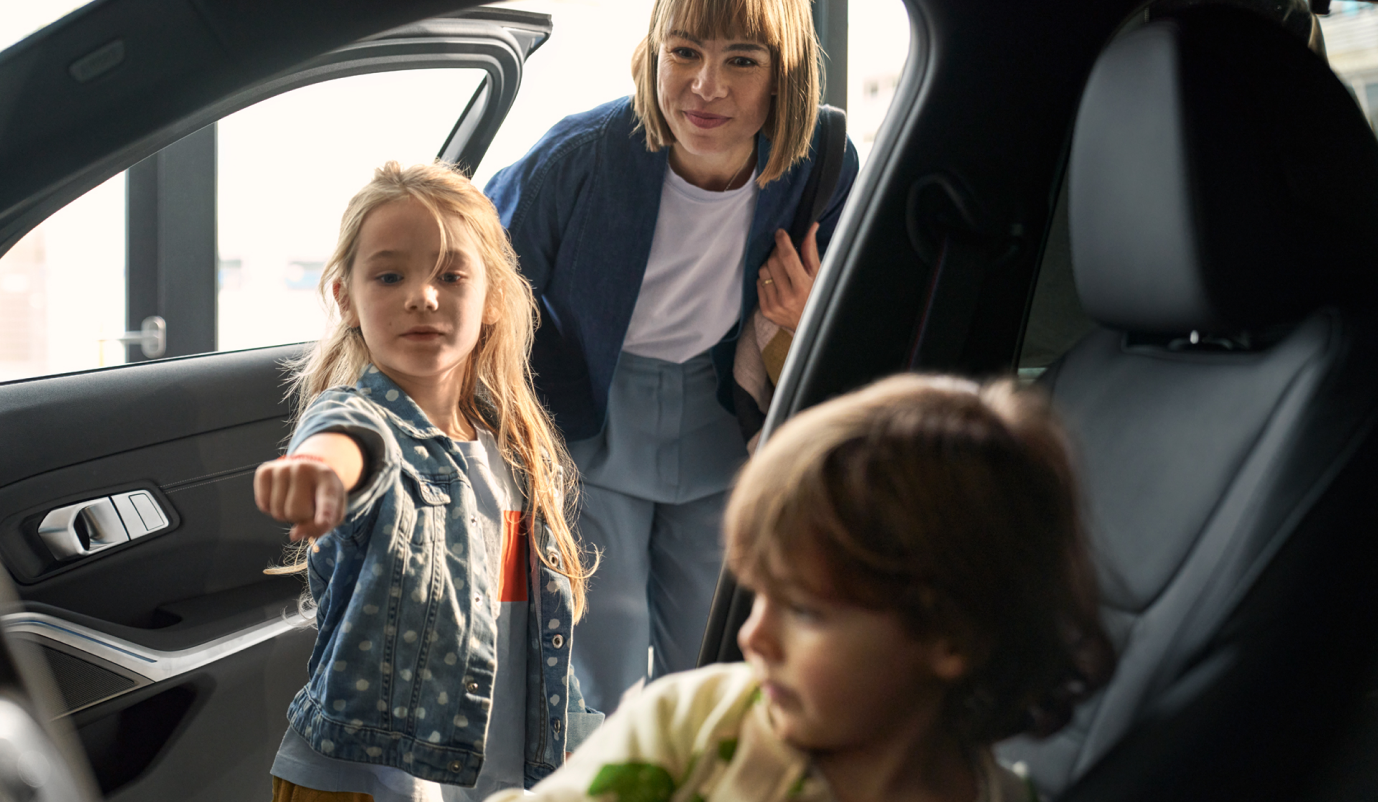 femme dans une voiture bmw
